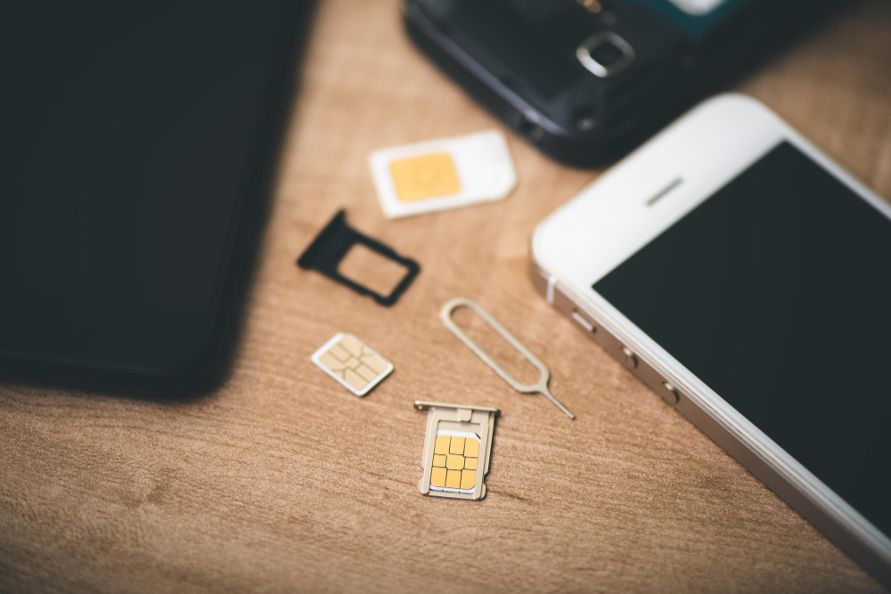 Understand the differences between SIM card and eSIM
