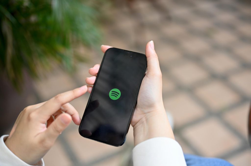 Vostra.world vous aide à gérer votre consommation de données sur Spotify. Découvrez comment écouter votre musique préférée en voyage sans vider votre forfait mobile grâce à une eSIM Vostra.