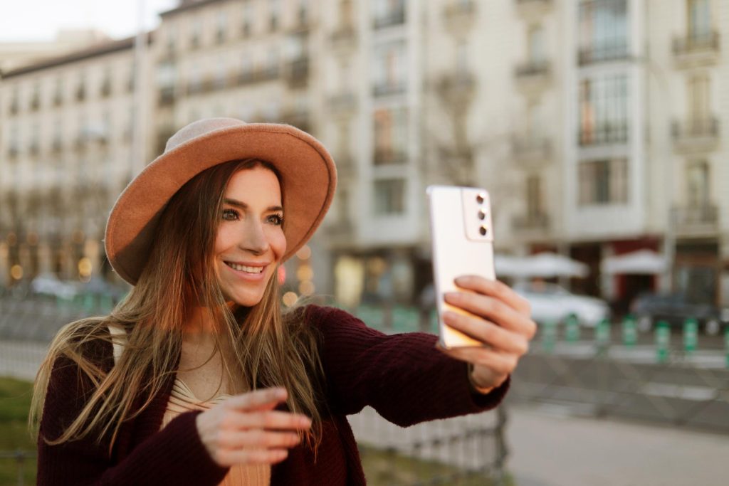 Vostra vous aide à comparer eSIM, roaming et cartes SIM locales pour choisir la meilleure option de connectivité pour votre voyage. Restez connecté facilement à l'étranger.