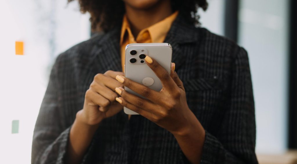 Vostra.world vous guide pas à pas pour activer facilement une eSIM sur votre iPhone. Profitez d'une connectivité instantanée et d'une double SIM pour vos voyages.