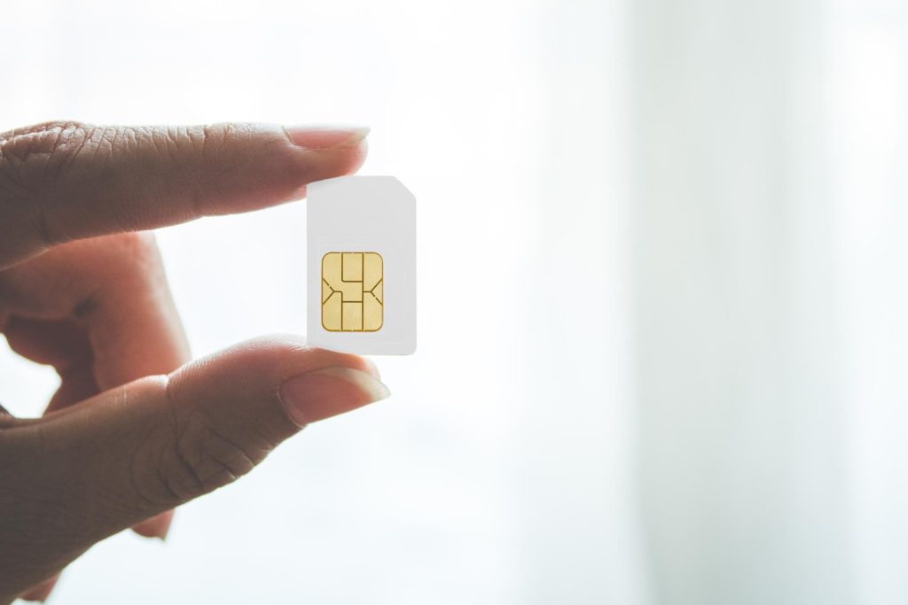 Vostra compare l'eSIM et la Nano SIM, offrant une solution de connectivité voyage moderne et pratique. Découvrez la meilleure option pour vos déplacements internationaux.