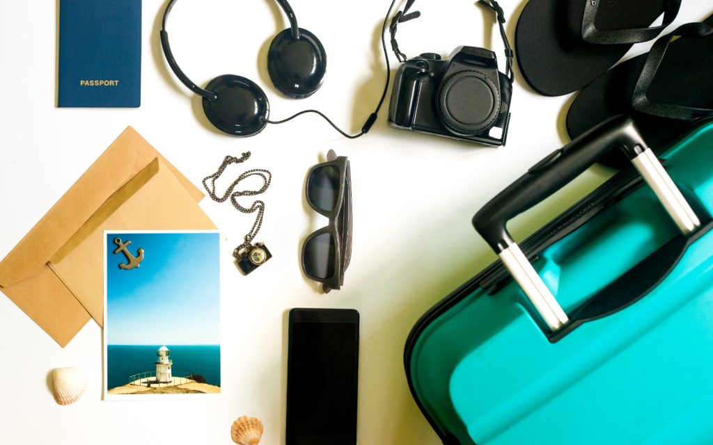 Vostra vous guide pour votre kit de survie technologique en voyage. Découvrez les essentiels pour rester connecté et sécurisé, incluant la puissance des eSIM.